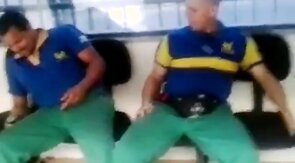 Metalurgico querendo pegar no pau do colega