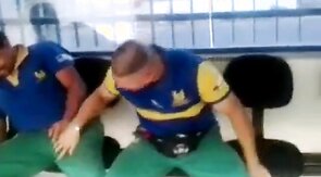 Metalurgico querendo pegar no pau do colega