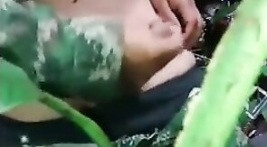 Militar novinho tocando uma no mato