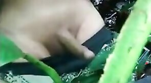 Militar novinho tocando uma no mato