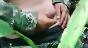 Militar novinho tocando uma no mato