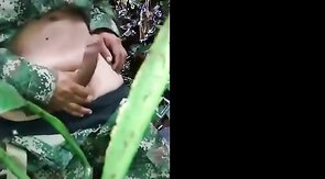 Militar novinho tocando uma no mato