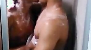 Gostosos no amasso no banho