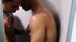 Gostosos no amasso no banho