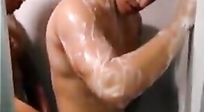 Gostosos no amasso no banho