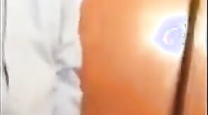 Porteiro dando aliviada no trampo