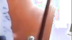 Porteiro dando aliviada no trampo