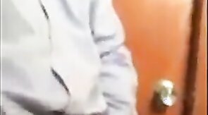Porteiro dando aliviada no trampo