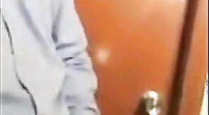 Porteiro dando aliviada no trampo