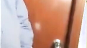 Porteiro dando aliviada no trampo