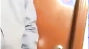 Porteiro dando aliviada no trampo