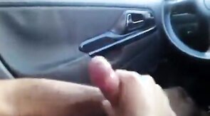 Car jerk with buddy - branle en voiture avec un pote