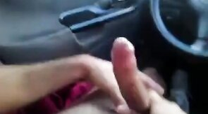 Car jerk with buddy - branle en voiture avec un pote