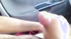 Car jerk with buddy - branle en voiture avec un pote