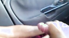 Car jerk with buddy - branle en voiture avec un pote