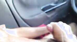 Car jerk with buddy - branle en voiture avec un pote