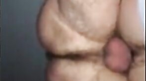 Passivo gato dando cu ao maduro do pau pequeno