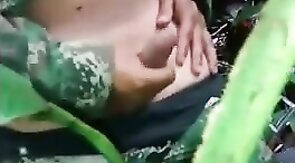 Militar novinho tocando uma no mato