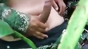 Militar novinho tocando uma no mato