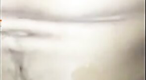 Japinha geme com piruzao no cu