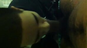 Chupando rolao no banheiro