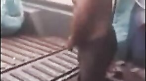 Mecanico leva dedada no cu por R$200