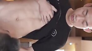 八块腹肌 酒店三人行