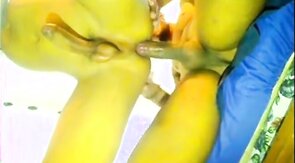 Garoto mete rolao sem capa  em outro garoto