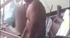 Mecanico leva dedada no cu por R$200