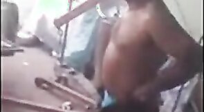 Mecanico leva dedada no cu por R$200