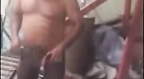 Mecanico leva dedada no cu por R$200