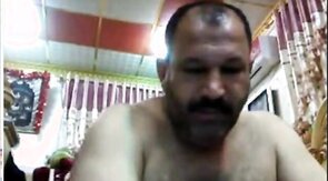 Punheta do maduro arabe