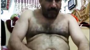 Punheta do maduro arabe