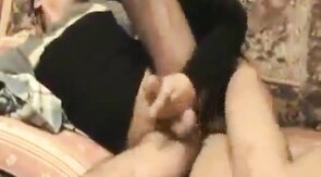 Sobrinho tora tio no sofa da sala