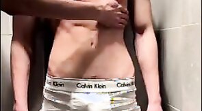 肌肉帅哥浴室里疯狂爆操骚货