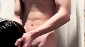 肌肉帅哥浴室里疯狂爆操骚货