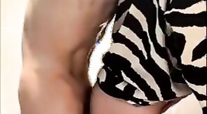 肌肉帅哥浴室里疯狂爆操骚货