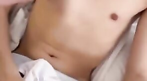 白袜无毛嫩弟弟被操爽射自己一身