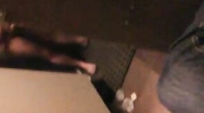 Flagra de pau duro no banheiro