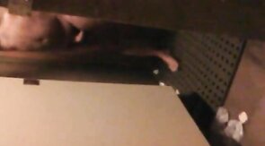 Flagra de pau duro no banheiro