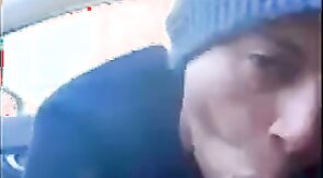 Novinho mama rolao e toma gala no carro