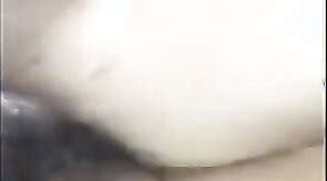 Japinha geme com piruzao no cu