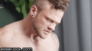 Muscular bottom jock barebak his bf in gaping asshole