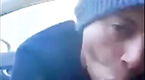 Novinho mama rolao e toma gala no carro