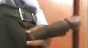 Porteiro dando aliviada no trampo