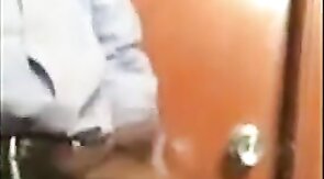 Porteiro dando aliviada no trampo