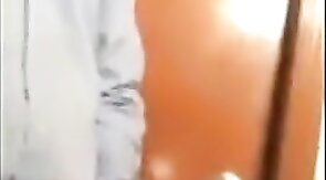 Porteiro dando aliviada no trampo