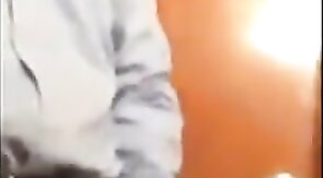 Porteiro dando aliviada no trampo