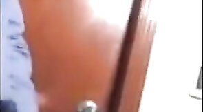 Porteiro dando aliviada no trampo