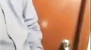 Porteiro dando aliviada no trampo